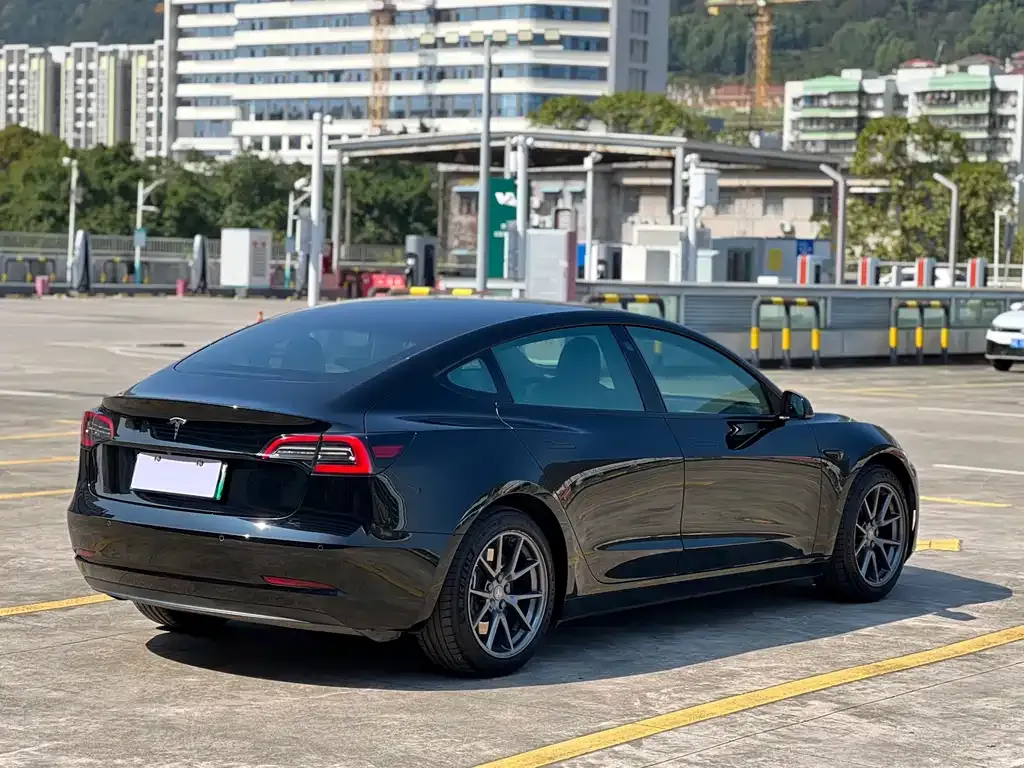 Tesla Model 3 — фото 5