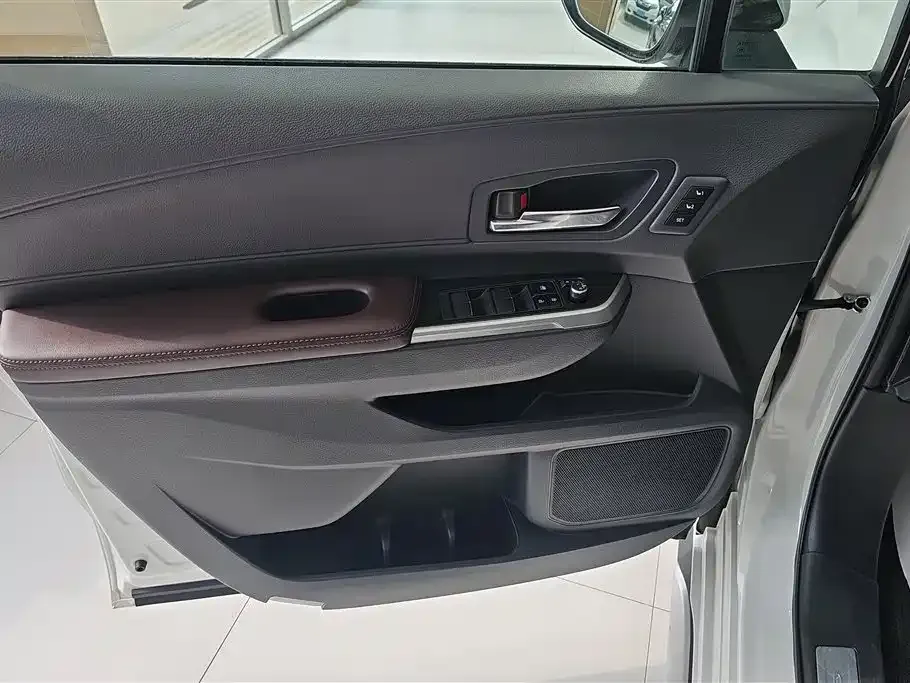 Toyota Granvia — фото 3