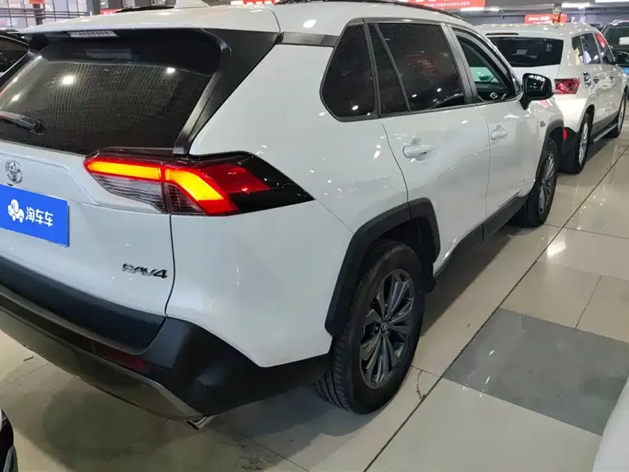 Toyota RAV4 — фото 2