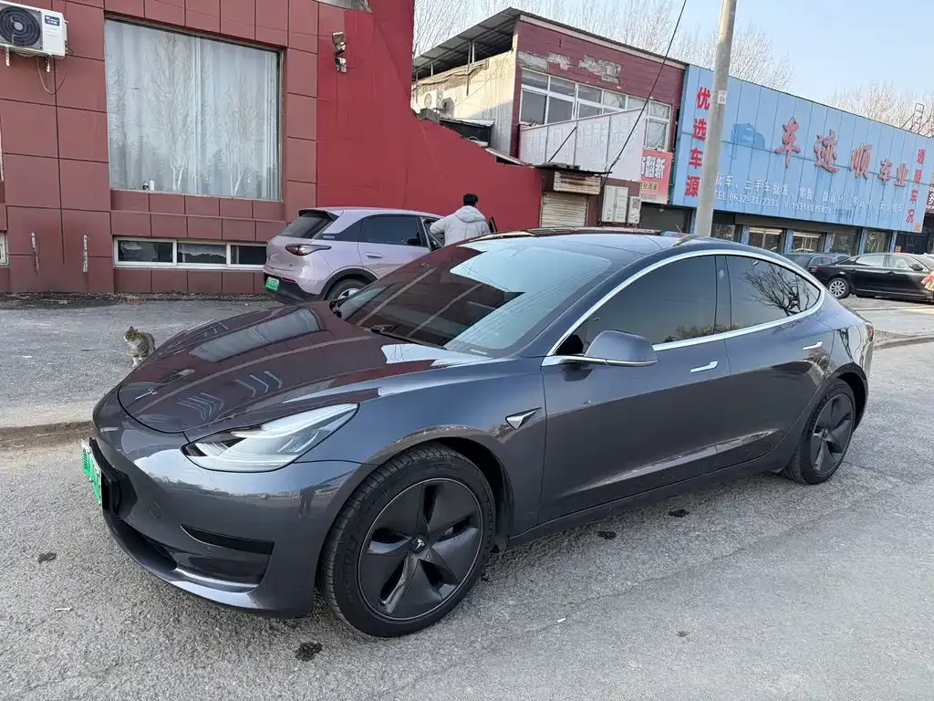 Tesla Model 3 — фото 1