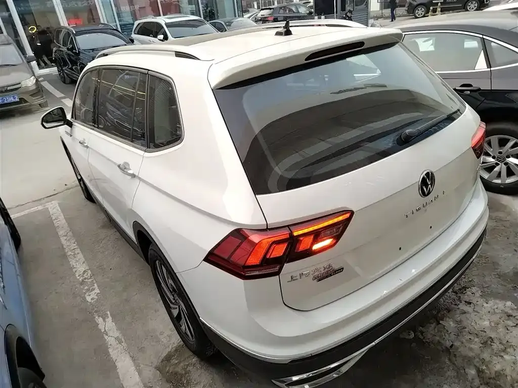 Volkswagen Tiguan L — фото 9