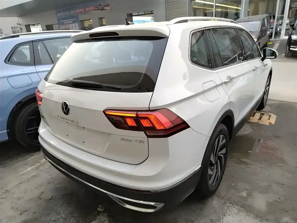 Volkswagen Tiguan L — фото 6
