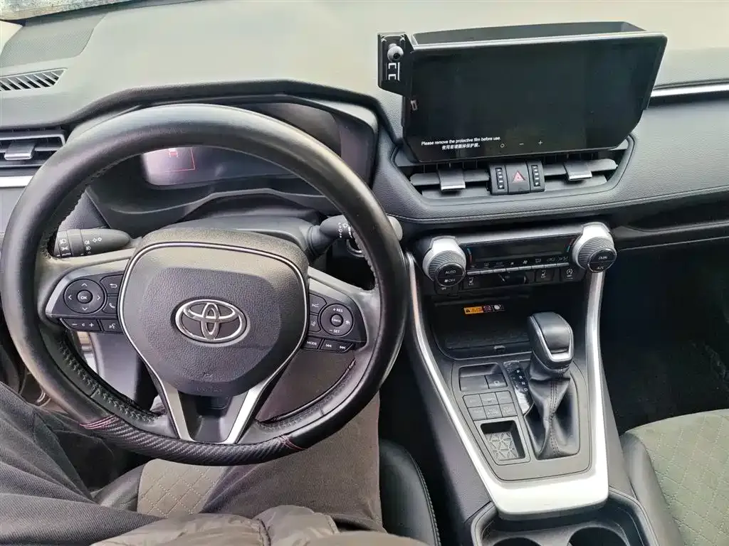 Toyota RAV4 — фото 7