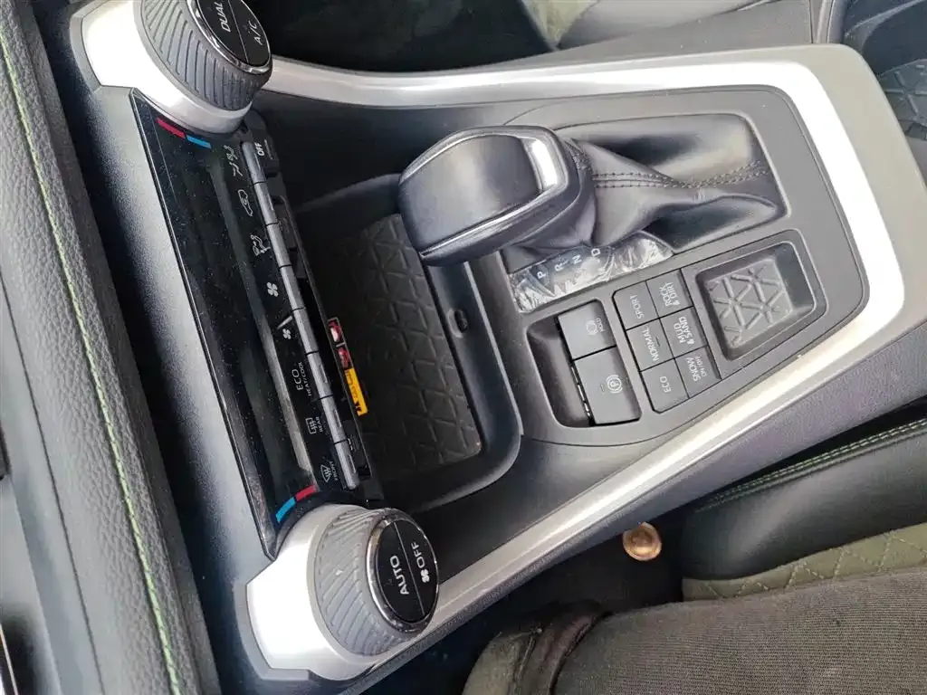 Toyota RAV4 — фото 10