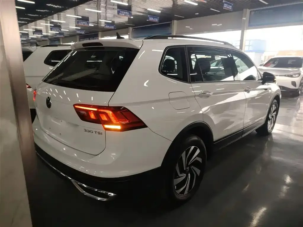 Volkswagen Tiguan L — фото 9