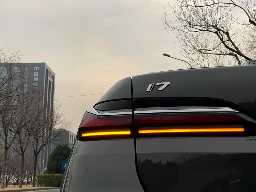 BMW i7 — фото 5