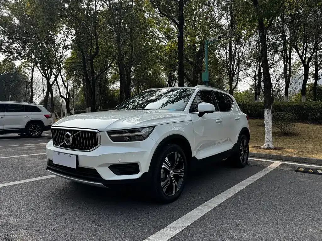 Volvo XC40 — фото 1