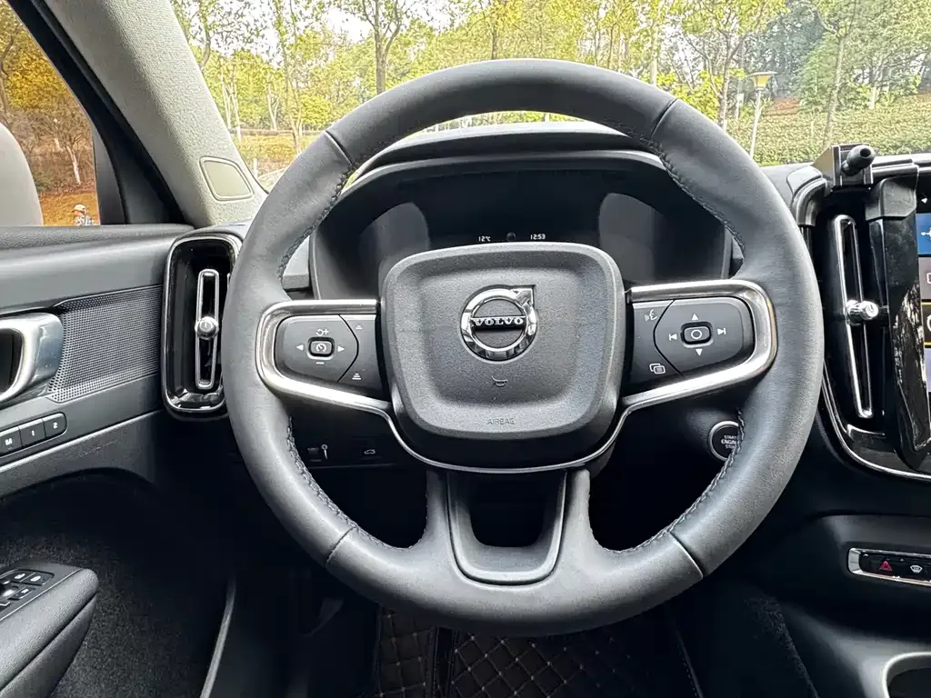 Volvo XC40 — фото 3