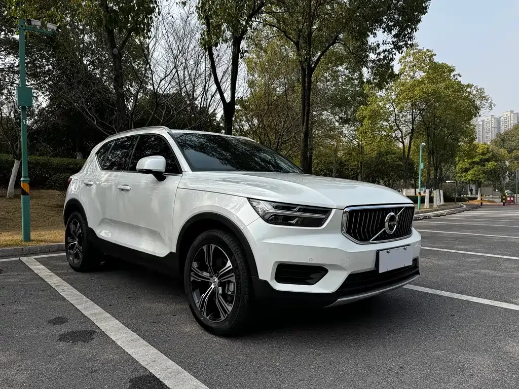 Volvo XC40 — фото 10