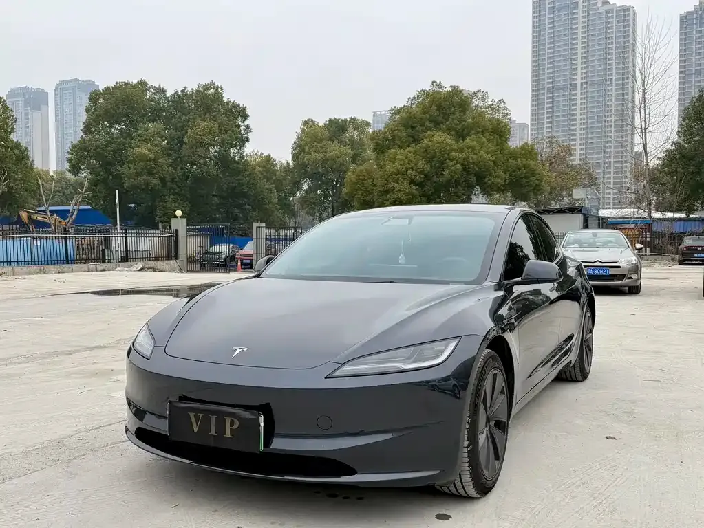 Tesla Model 3 — фото 1
