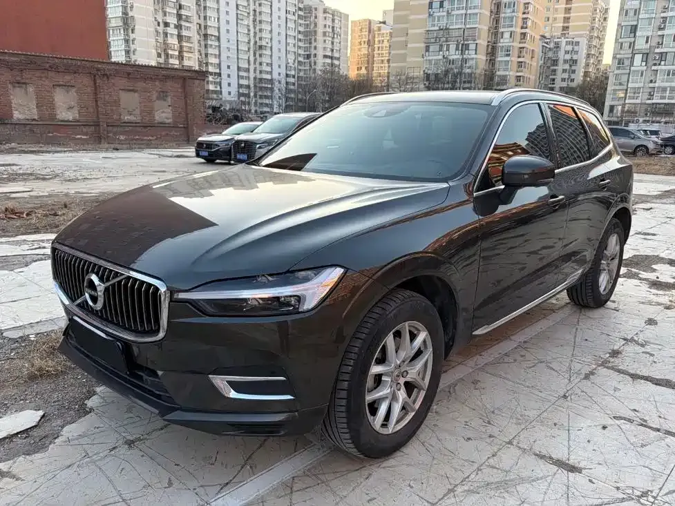 Volvo XC60 — фото 1