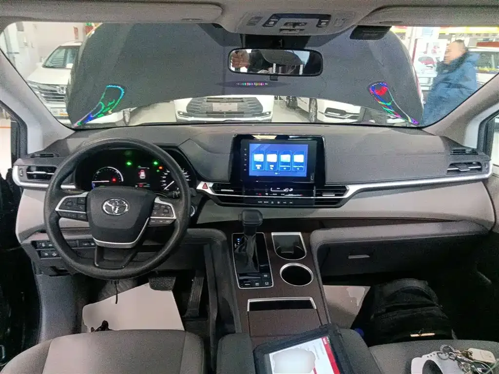 Toyota Granvia — фото 4