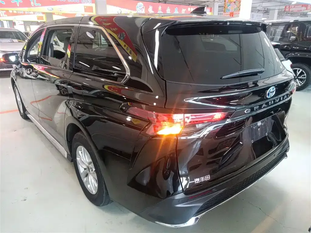 Toyota Granvia — фото 10