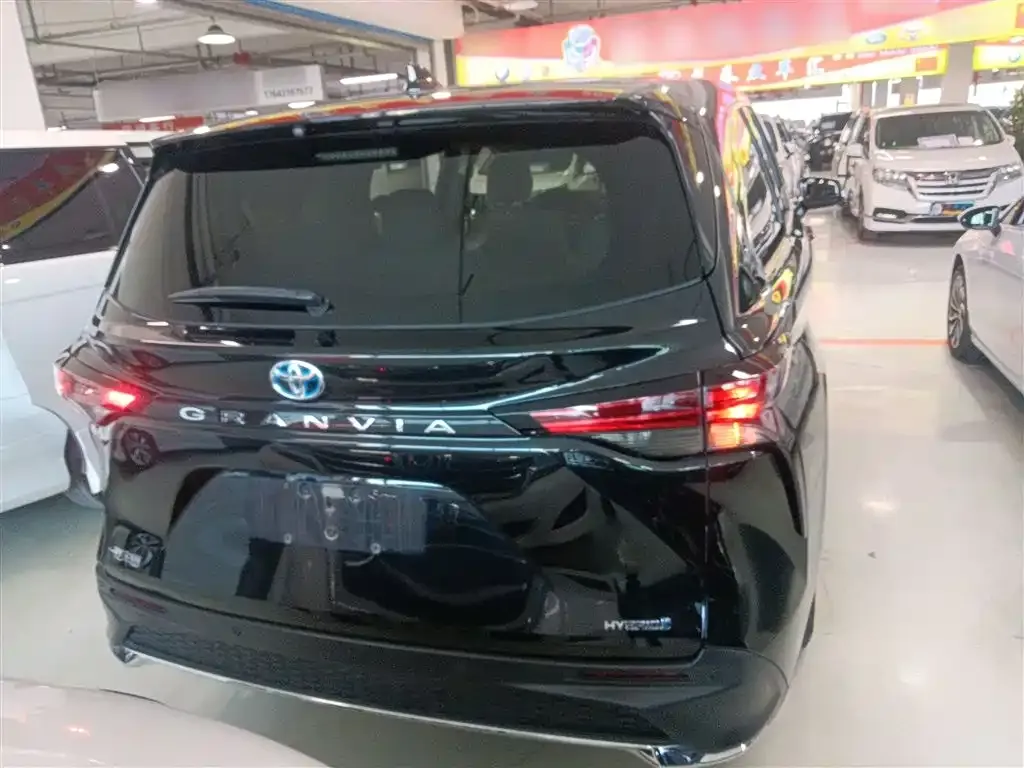 Toyota Granvia — фото 6