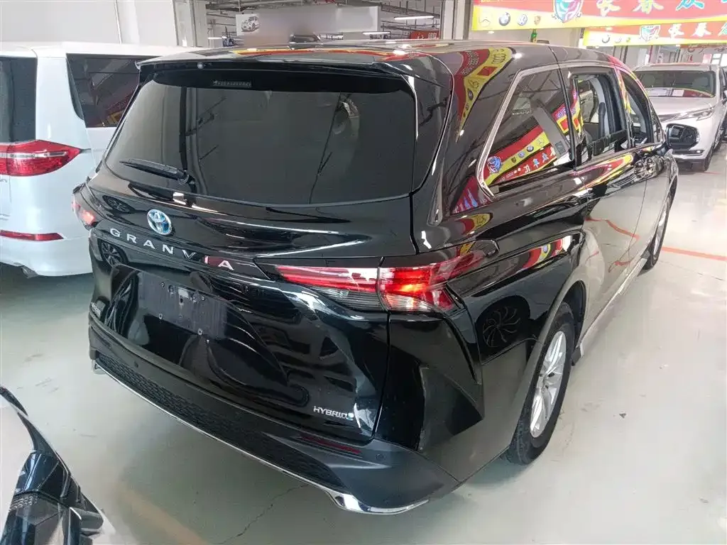 Toyota Granvia — фото 3