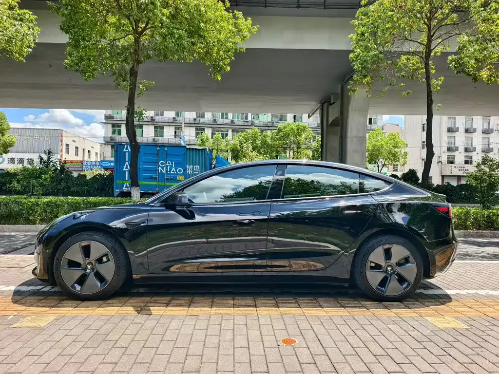 Tesla Model 3 — фото 9