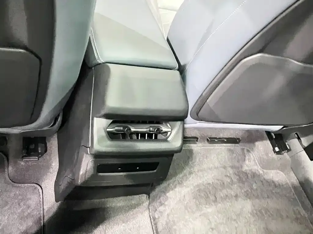 Audi Q6L e-tron — фото 3