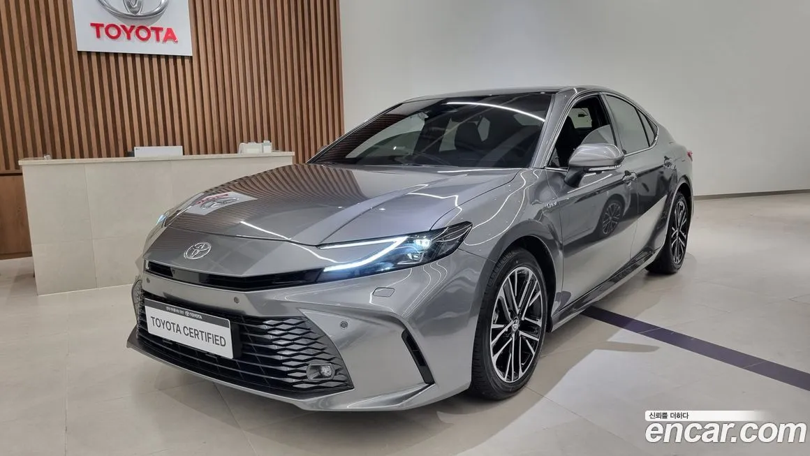 Toyota Camry — фото 1