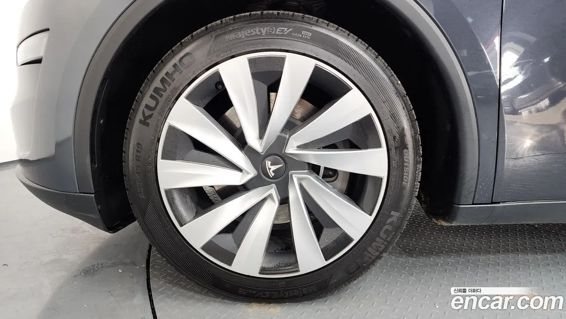 Tesla Model Y — фото 9
