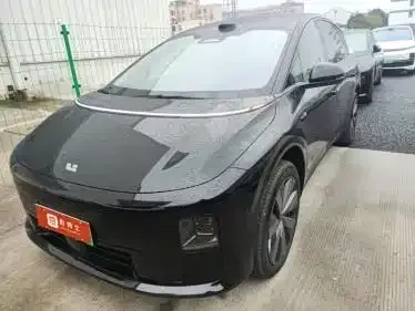 Li Auto i8 — фото 1