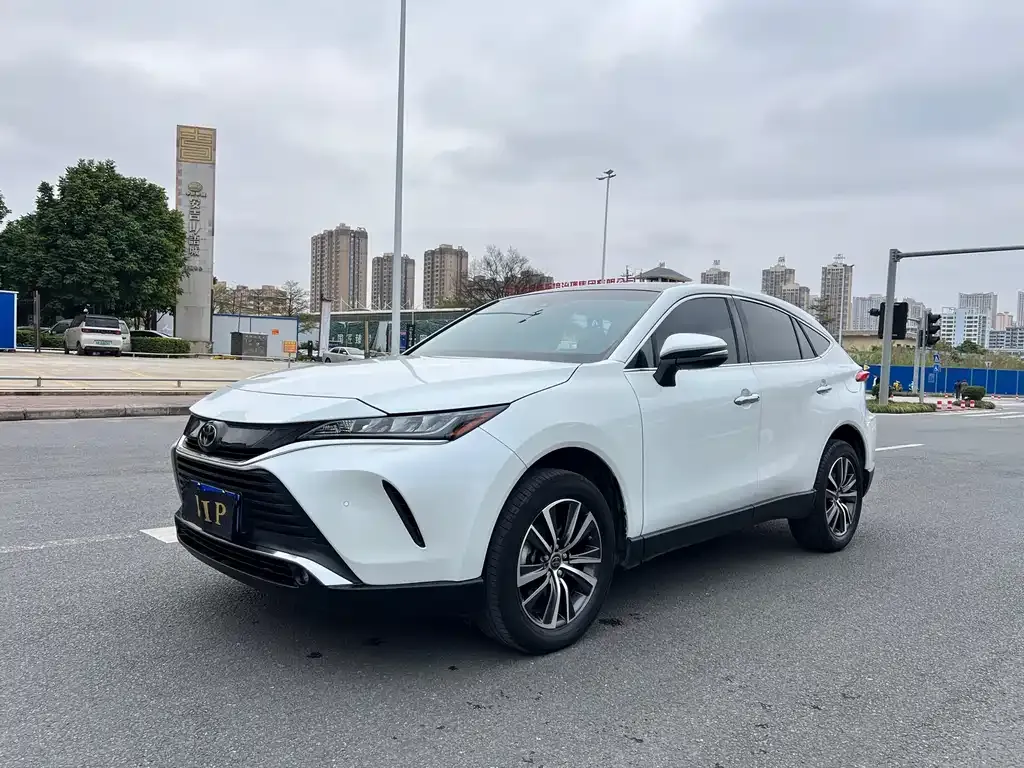 Toyota Harrier — фото 1