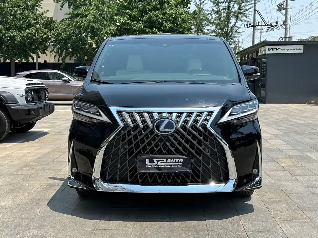 Lexus LM — фото 1