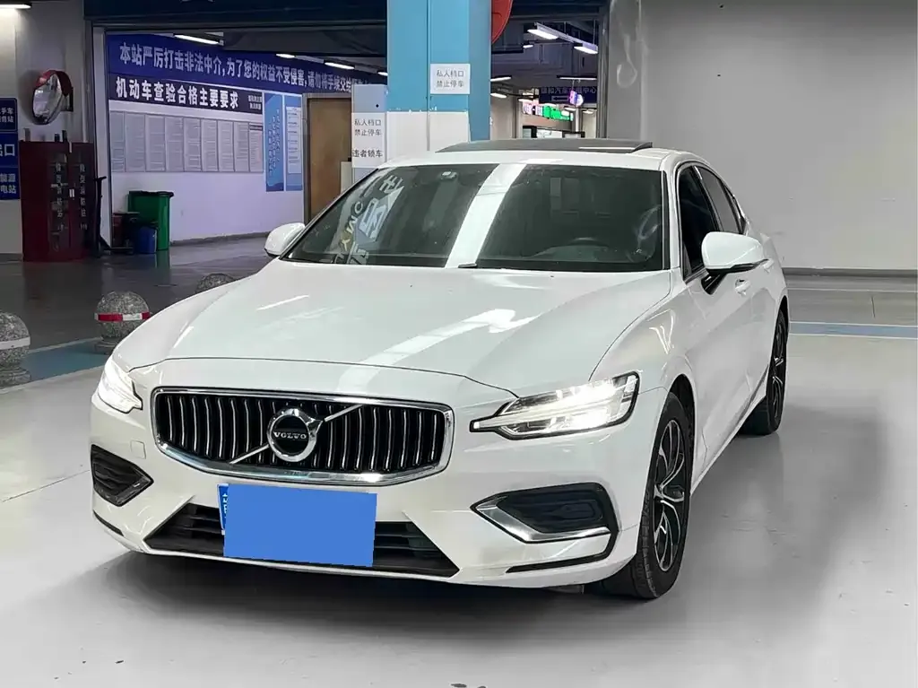 Volvo S60 — фото 1