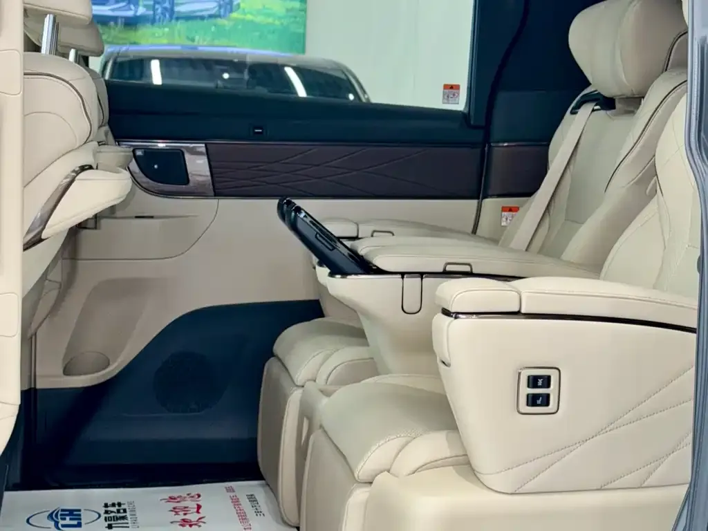 Toyota Vellfire — фото 8