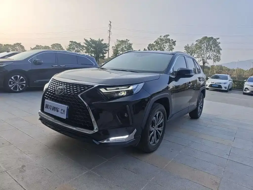 Toyota RAV4 — фото 1
