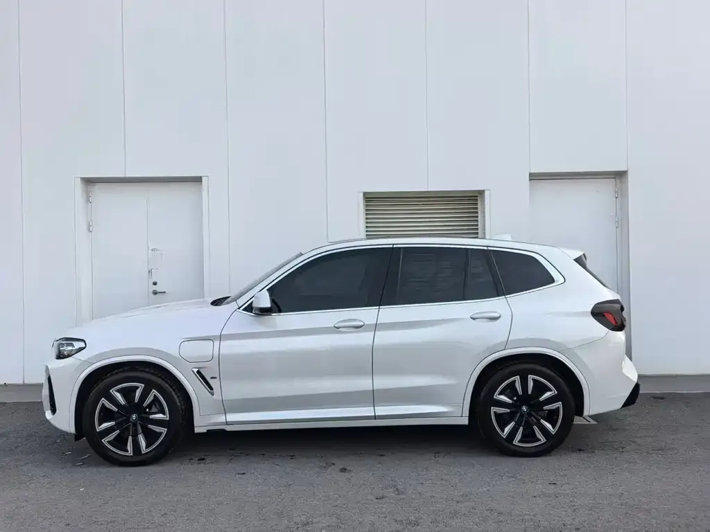 BMW iX3 — фото 3