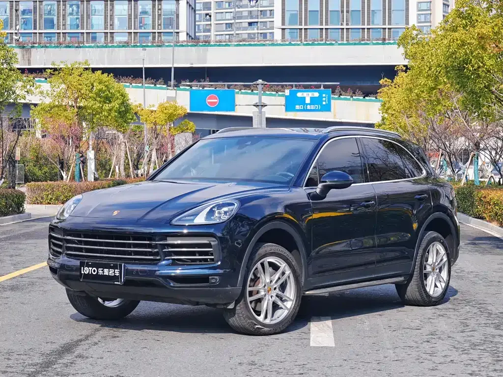 Porsche Cayenne — фото 1