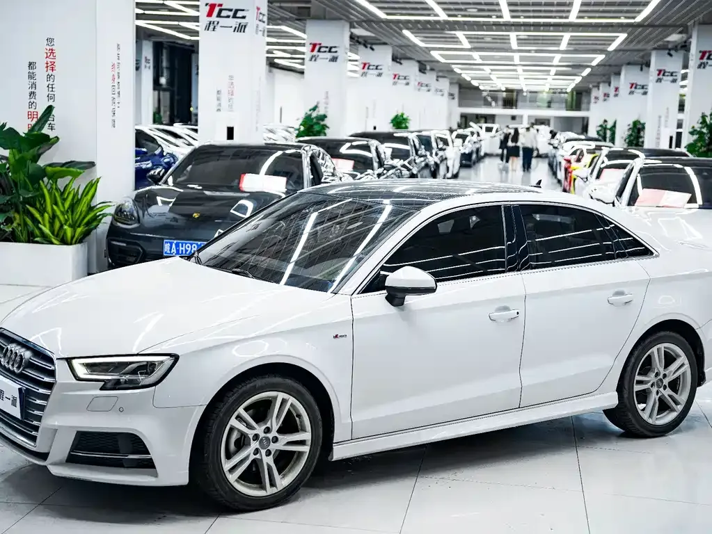 Audi A3 — фото 1