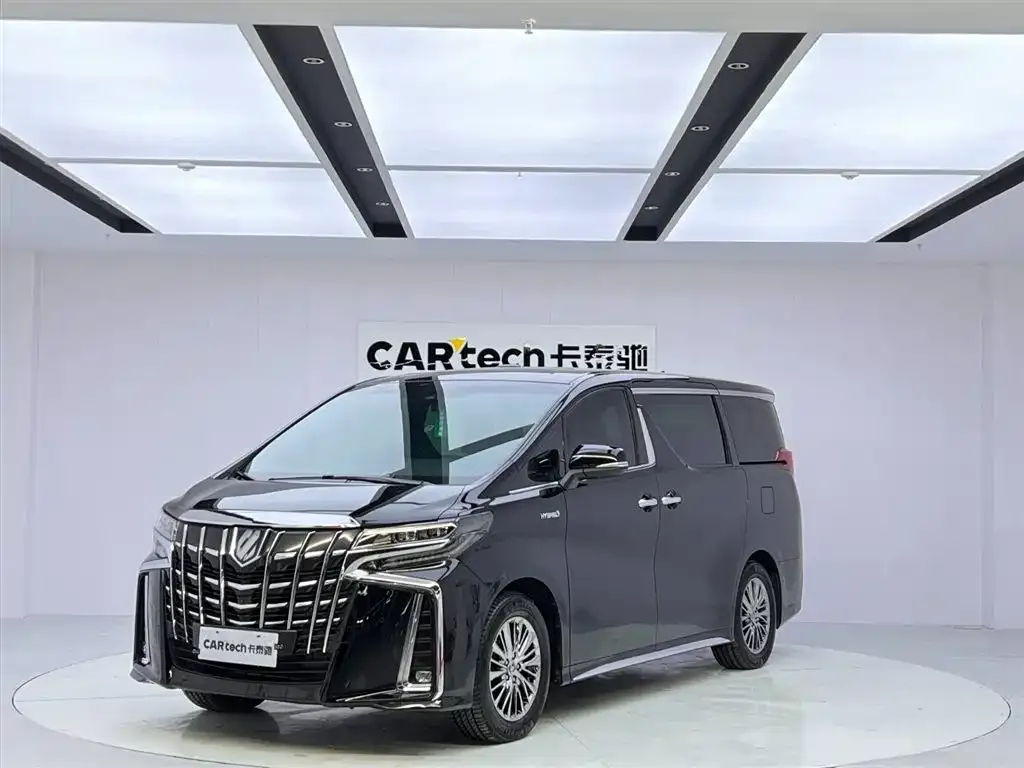 Toyota Alphard — фото 1