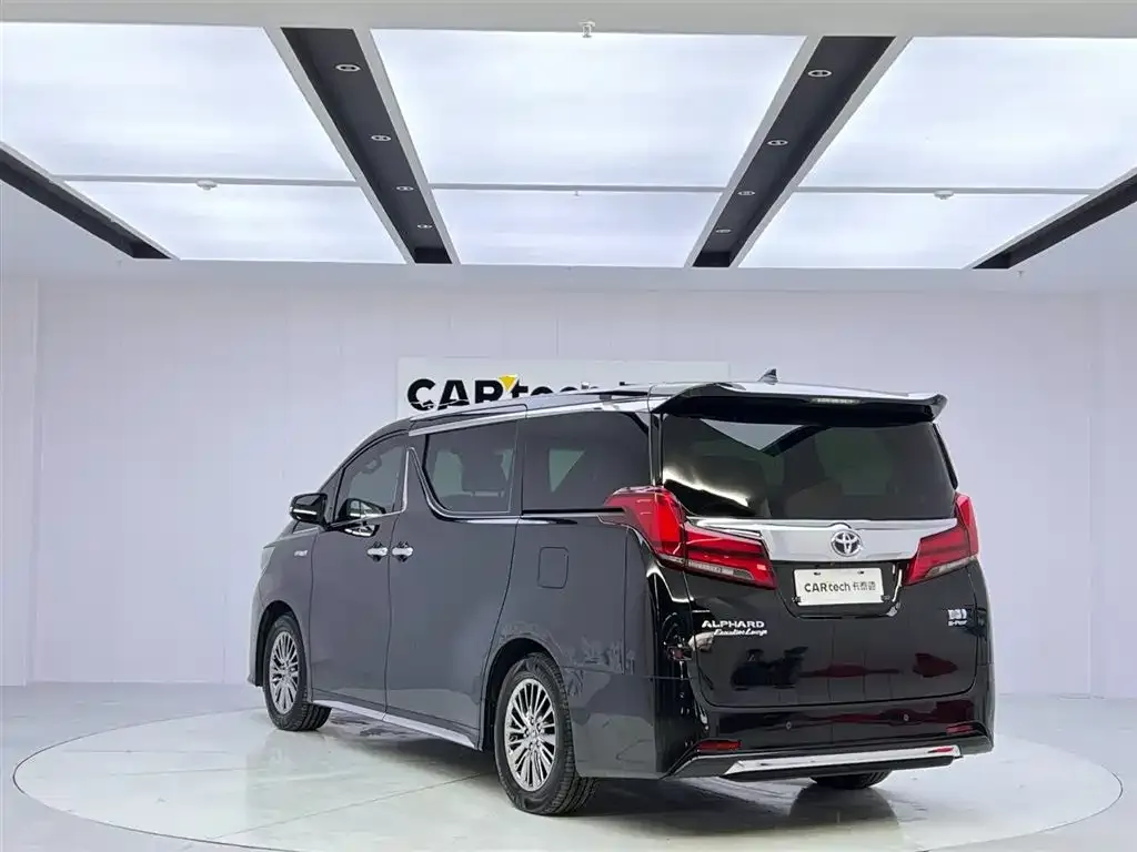 Toyota Alphard — фото 5