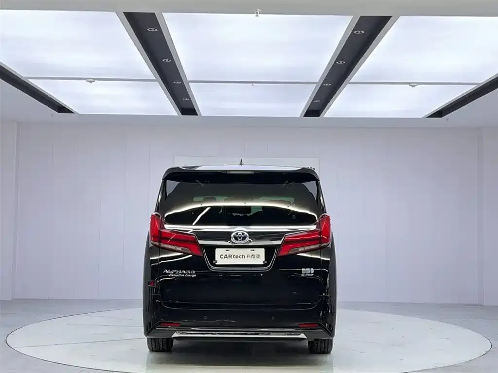 Toyota Alphard — фото 2