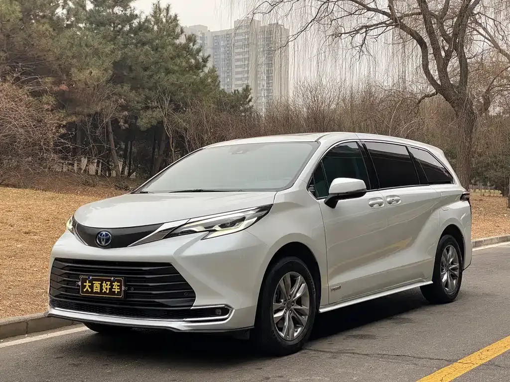 Toyota Sienna — фото 1