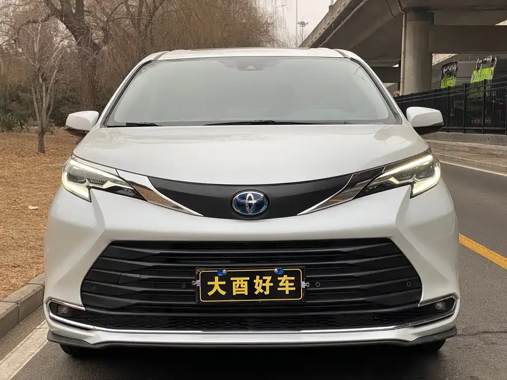 Toyota Sienna — фото 7