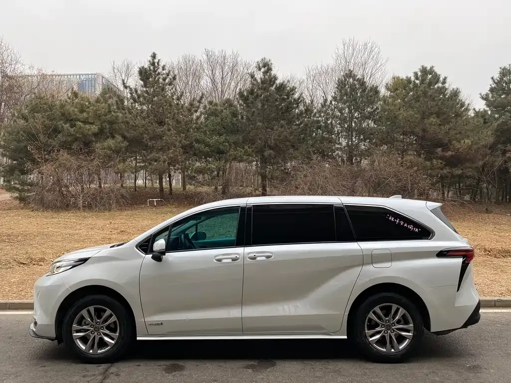 Toyota Sienna — фото 4