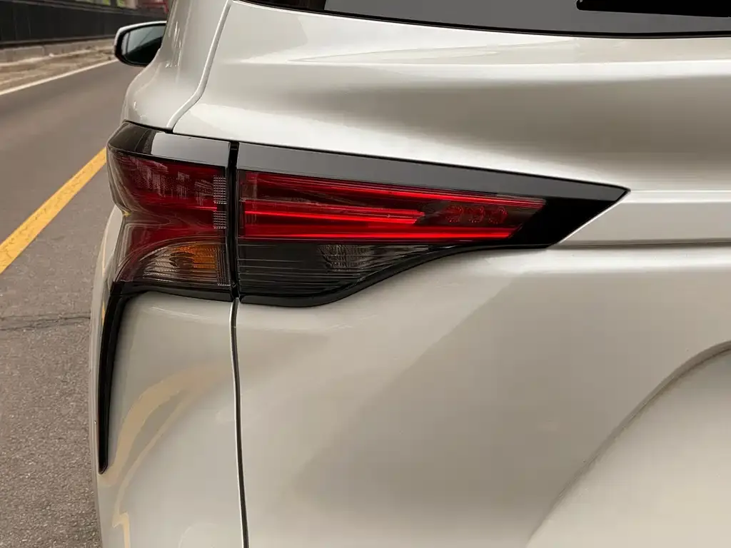 Toyota Sienna — фото 2