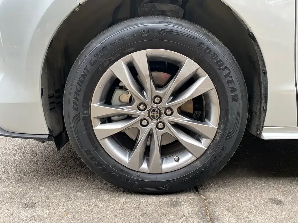 Toyota Sienna — фото 3