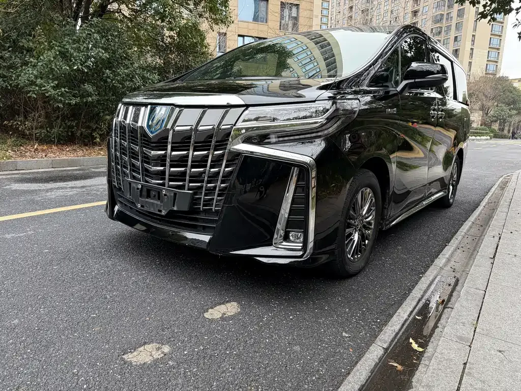 Toyota Alphard — фото 1