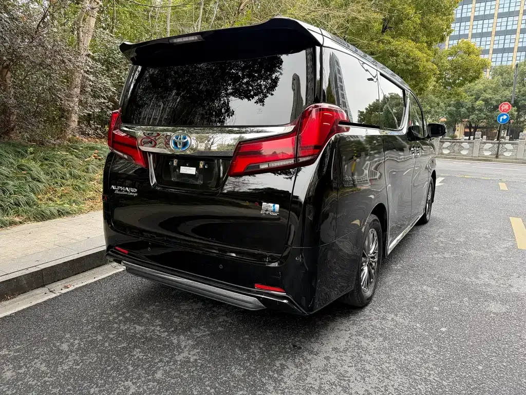 Toyota Alphard — фото 5