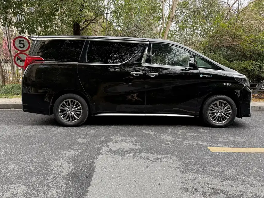 Toyota Alphard — фото 7