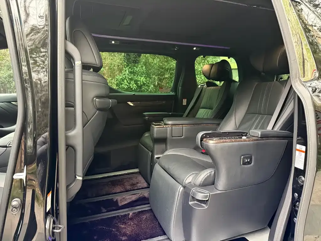 Toyota Alphard — фото 4