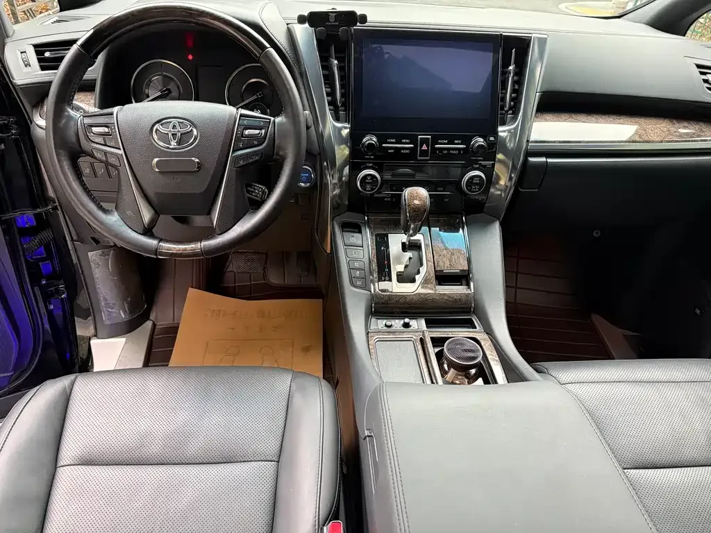 Toyota Alphard — фото 2