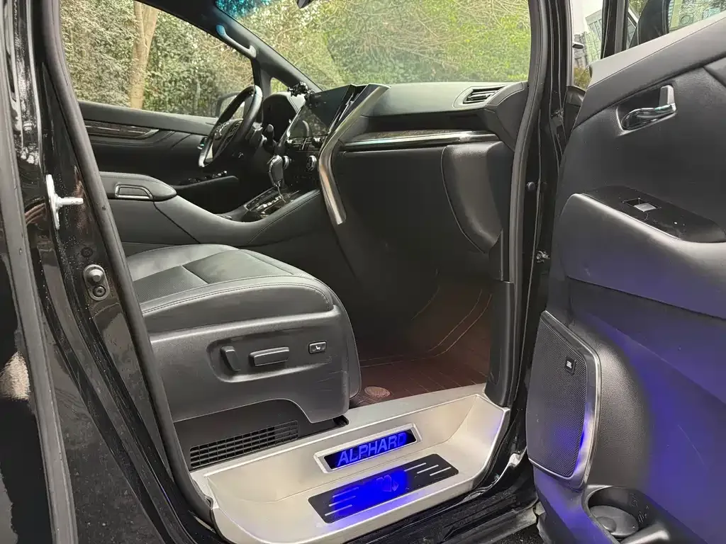 Toyota Alphard — фото 3