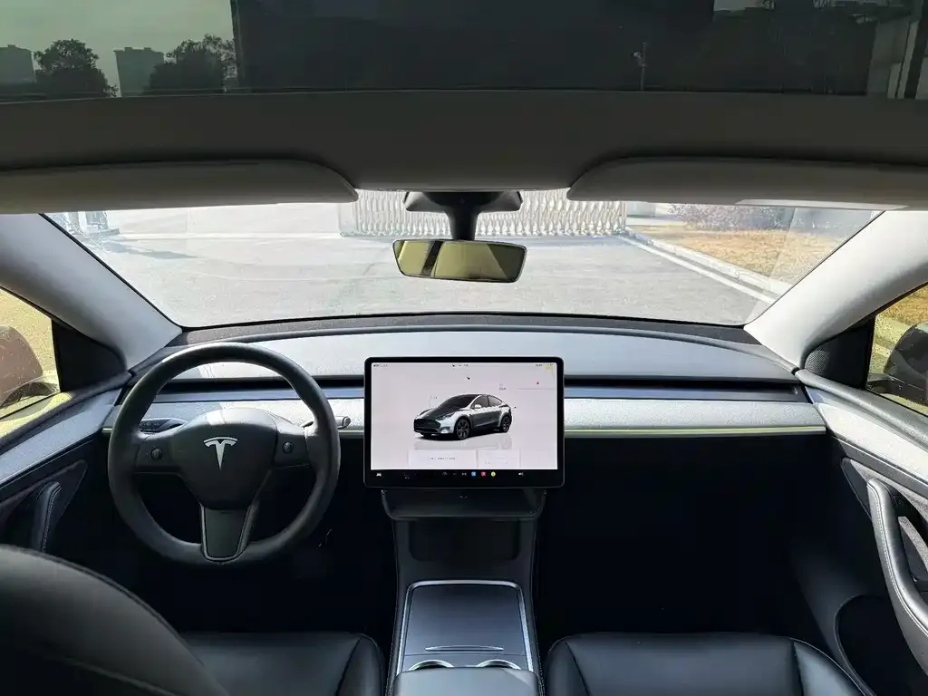Tesla Model Y — фото 2