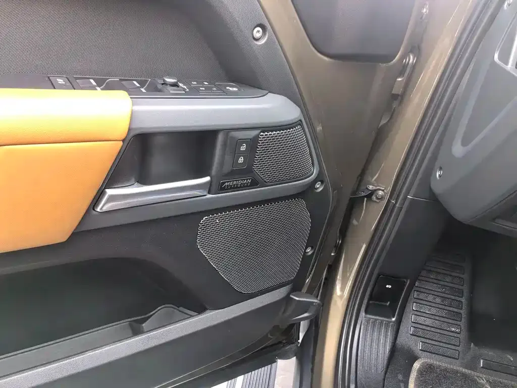 Land Rover Defender — фото 10
