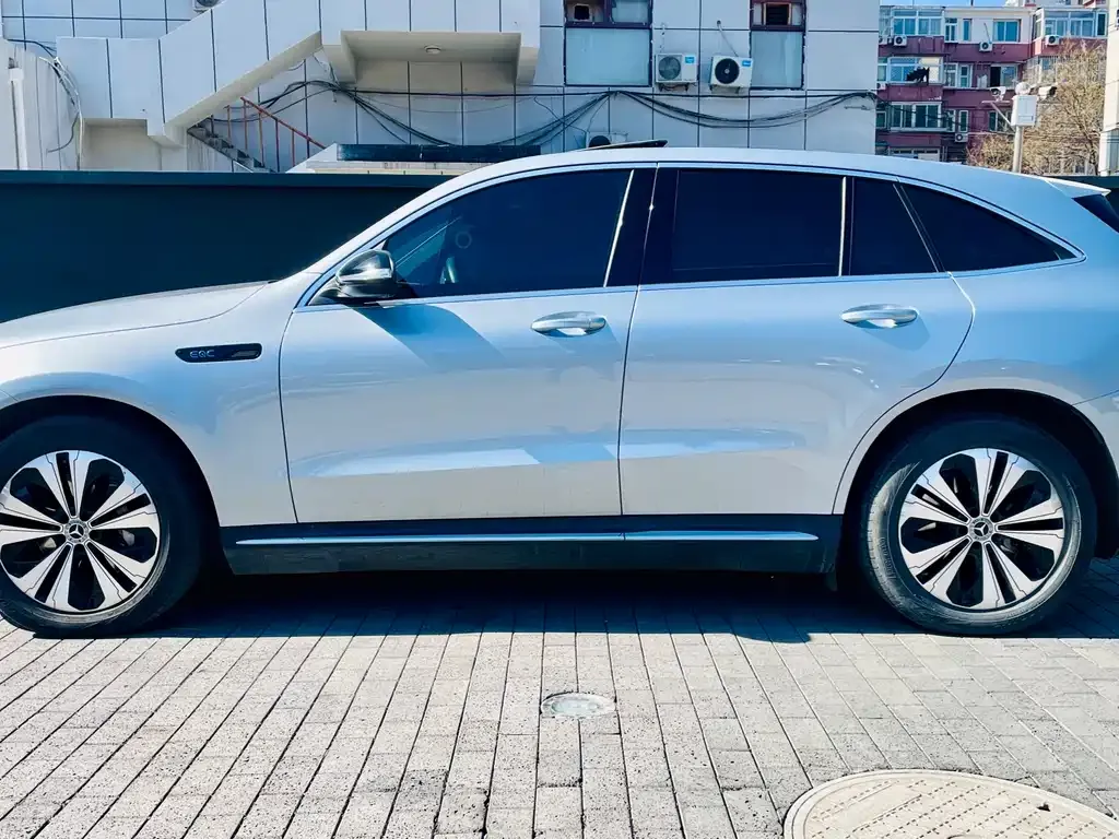 Mercedes-Benz EQC — фото 8