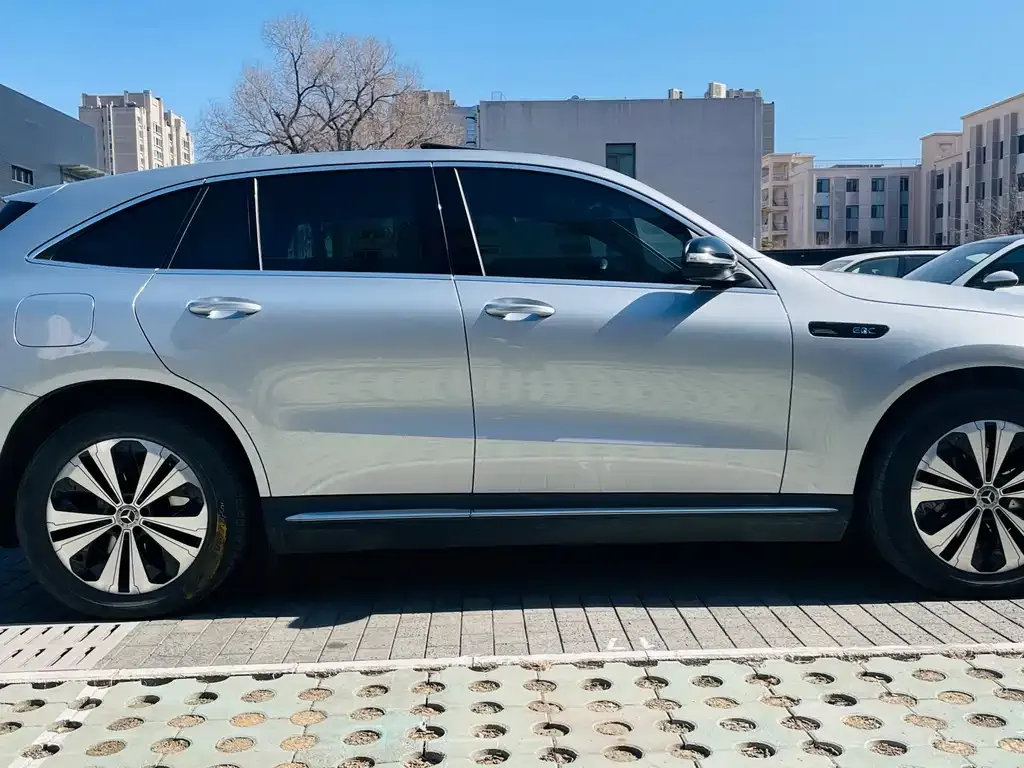 Mercedes-Benz EQC — фото 10